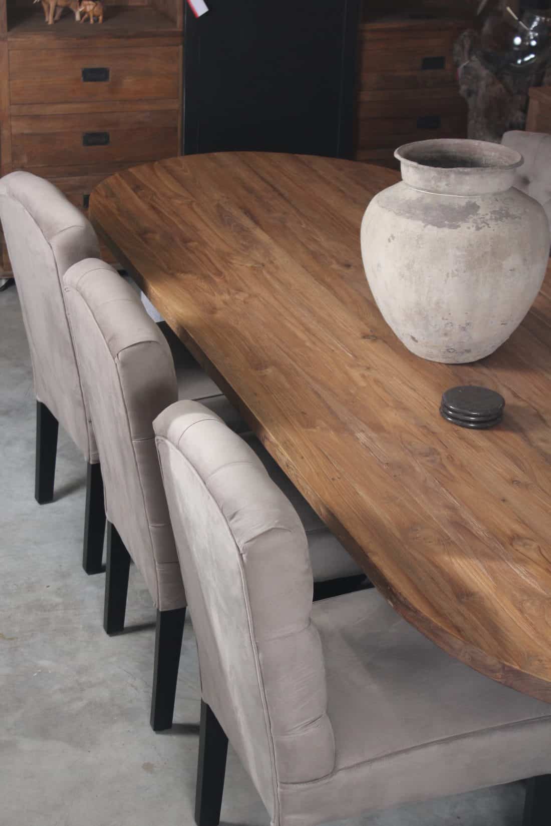 teak eettafel met grijze eetkamer stoelen