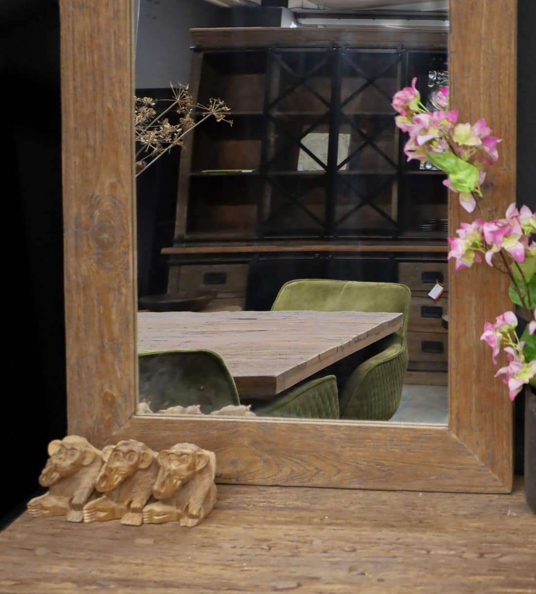 Sfeervolle eetkamerstoelen en houten meubelen
