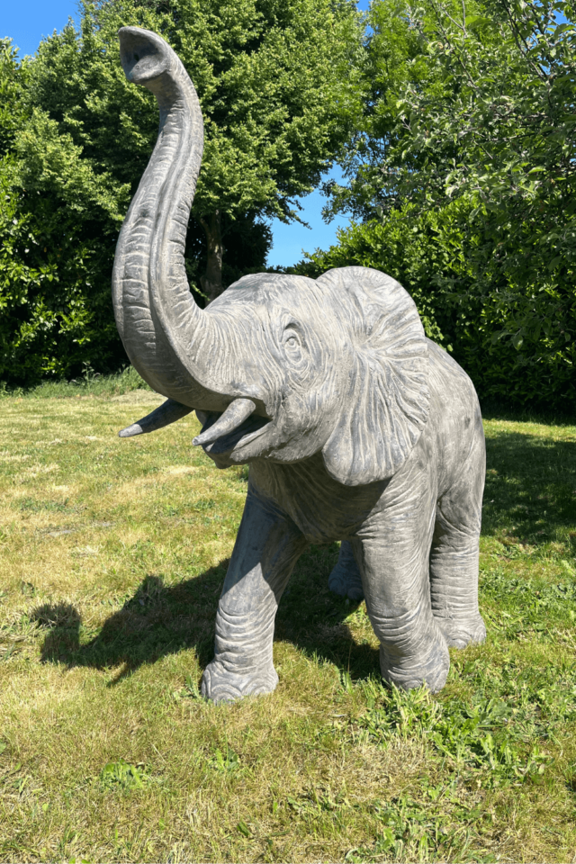 Grote olifanten beeld in de tuin met fontein
