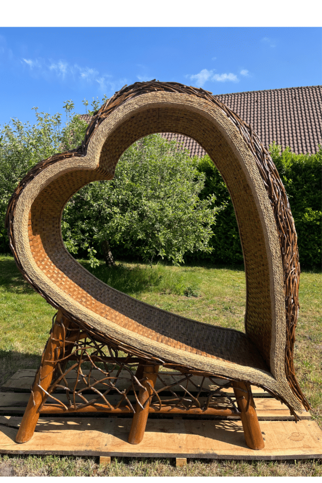 Beeld van een hart voor i de tuin, ideaal als foto booth als ligbed leuk bij het zwembad. houten hart voor in de tuin