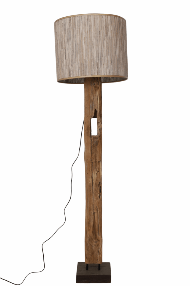 teak houten staande lamp van een oude balk met een mooie bijpassende kap