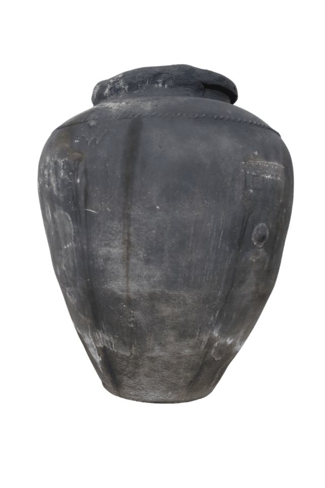 oude grote kruik uit india zwart donker grijs