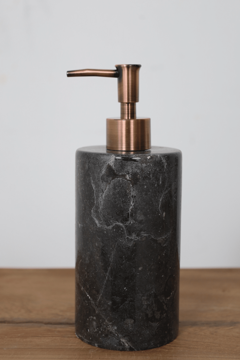 Donker grijs marmer zeeppompje