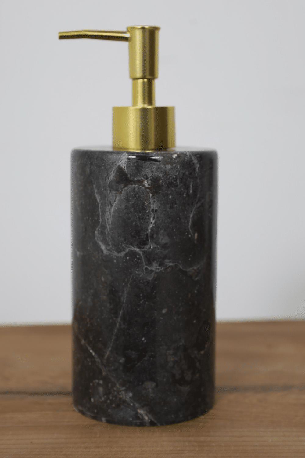 Donker grijs marmer zeeppompje