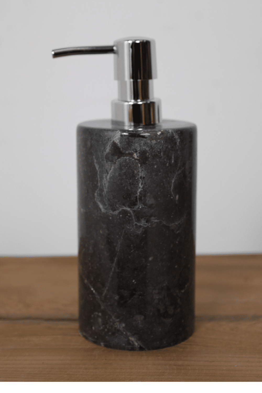 Donker grijs marmer zeeppompje